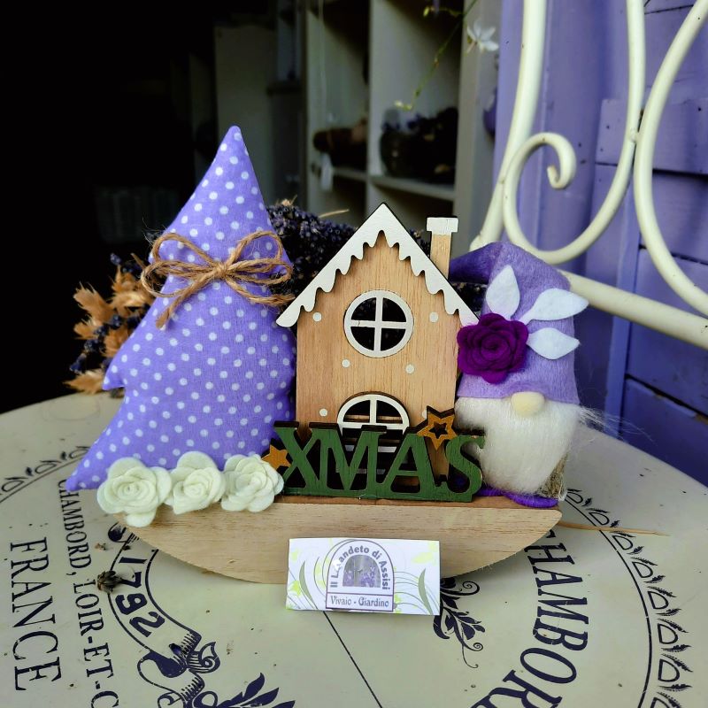 Idea regalo Natale, addobbi natalizi, decori Natalizi, novità Natale, addobbi Natali centrotavola natalizio con luci, gnomo natalizio, decorazione natalizia, cosa regalare a Natale, regalo artigianale, regalo profumato, regalo con lavanda, come decorare la casa a Natale, decorazione natalizia con albero di Natale, decorazione natalizia con gnomo, addobbi natalizi con luci, sacchetti lavanda, regalo di Natale per la casa, decori natalizi, paesaggio Natalizio da regalare. Cucito creativo Natale