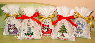 Sacchetti Natalizi, regali di Natale per tutti. sacchetti alla lavanda, sacchetti alla lavanda fai da te. Ricami a punto croce. Idee regalo Natale 2023 Sacchetti Natalizi ricamati. Regali con ricamo a punto croce. regali made in Italy. regali di Natale ecosostenibili, regali di Natale ecologici, regali di Natale naturali,