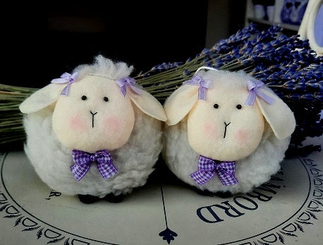 La pecorella di lavanda in vendita nel nostro shop è un delizioso articolo realizzato a mano. E' un'idea molto carina per Natale, per Pasqua e per qualsiasi altra occasione. Sacchetto a forma di pecorella.
