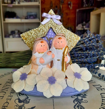 regali di natale idee, presepi da regalare, idee regalo di lavanda. Regali di Natale 2024 Presepe con personaggi in terracotta. Vendita presepe, presepe con lucine, presepe da regalare, presepe per bambini, idea regalo Natale 2024. Il nostro presepe in vendita nello shop è realizzato a mano e contiene fiori di lavanda.
