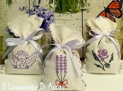 Sacchetti profumati, sacchetti lavanda, sacchetti per armadi, sacchetti per cassetti, Sacchetti ricamati a mano con lavanda, sacchetti ricamati a punto croce, sacchetti lavanda in tela aida bianca. I nostri sacchetti lavanda interamente ricamati e cucici a mano sono riempiti con la nostra  lavanda coltivata ad Assisi, sono ricamati con filo lilla e verde.   I sacchetti lavanda possono essere usati per profumare cassetti e armadi in modo sano e naturale. regali di Natale per professionisti, gadget Natalizi,