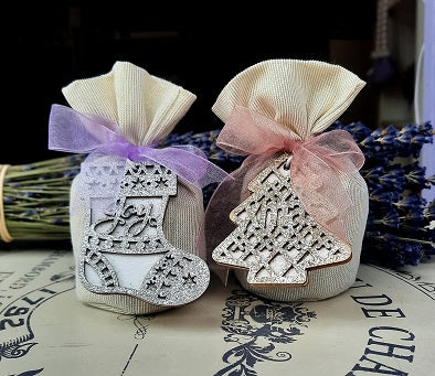 Sacchetto Lavanda. Sacchetto Natalizio. Sacchetto lavanda natalizio con stoffa chiara e dorata. I sacchettini di lavanda sono realizzati a mano e hanno un delizioso ciondolo natalizio. Idea segnaposto natalizio. Idea regalo economica per Natale. regali di natale 2023 Idee regalo Natale 2023, idee regalo economiche maestre