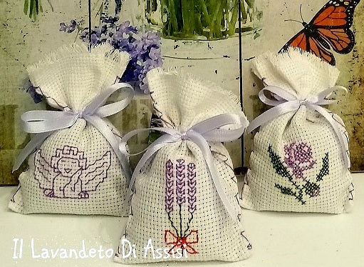 Sacchetti ricamati a mano con lavanda, sacchetti ricamati a punto croce, sacchetti lavanda in tela aida bianca. I nostri sacchetti lavanda interamente ricamati e cucici a mano sono riempiti con la nostra lavanda coltivata ad Assisi, sono ricamati con filo lilla e verde. I sacchetti lavanda possono essere usati per profumare cassetti e armadi in modo sano e naturale. regali di Natale per professionisti, gadget Natalizi, regali di Natale profumati, pensiero natalizio
