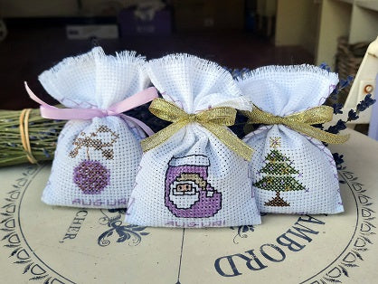 Regali di Natale profumati, regali di Natale per professionisti, Sacchetti lavanda, sacchetti lavanda ricamati a punto croce, ricami Natalizi a punto croce, segnaposto Natalizio, idee regalo per colleghi e amici, regalino di Natale, pensierino per Natale. Cosa regalare a Natale di economico. Idee regalo Natale. Regali di Natale vendita online. Idee regalo Natale 2023. Regali per dipendenti. profuma biancheria naturali, sacchetti Natalizi, Natale profuma biancheria