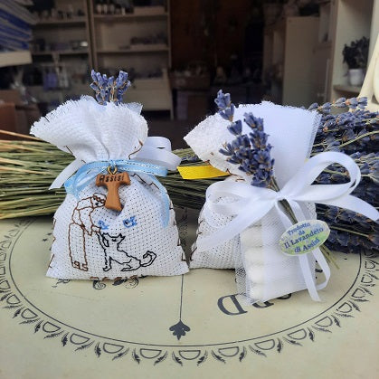Idee regalo francescane. idee regalo religiose Assisi. Negozi souvenir Assisi, Arte sacra, idee regalo religiose, articoli da regalo religiosi, Bomboniere religiose. Sacchetto ricamato a mano, idea bomboniera per Battesimo, Bomboniere Comunione san Francesco, bomboniere Cresima religiose. bomboniere con crocefisso. Bomboniera originale e profumata. Bomboniere con San Francesco