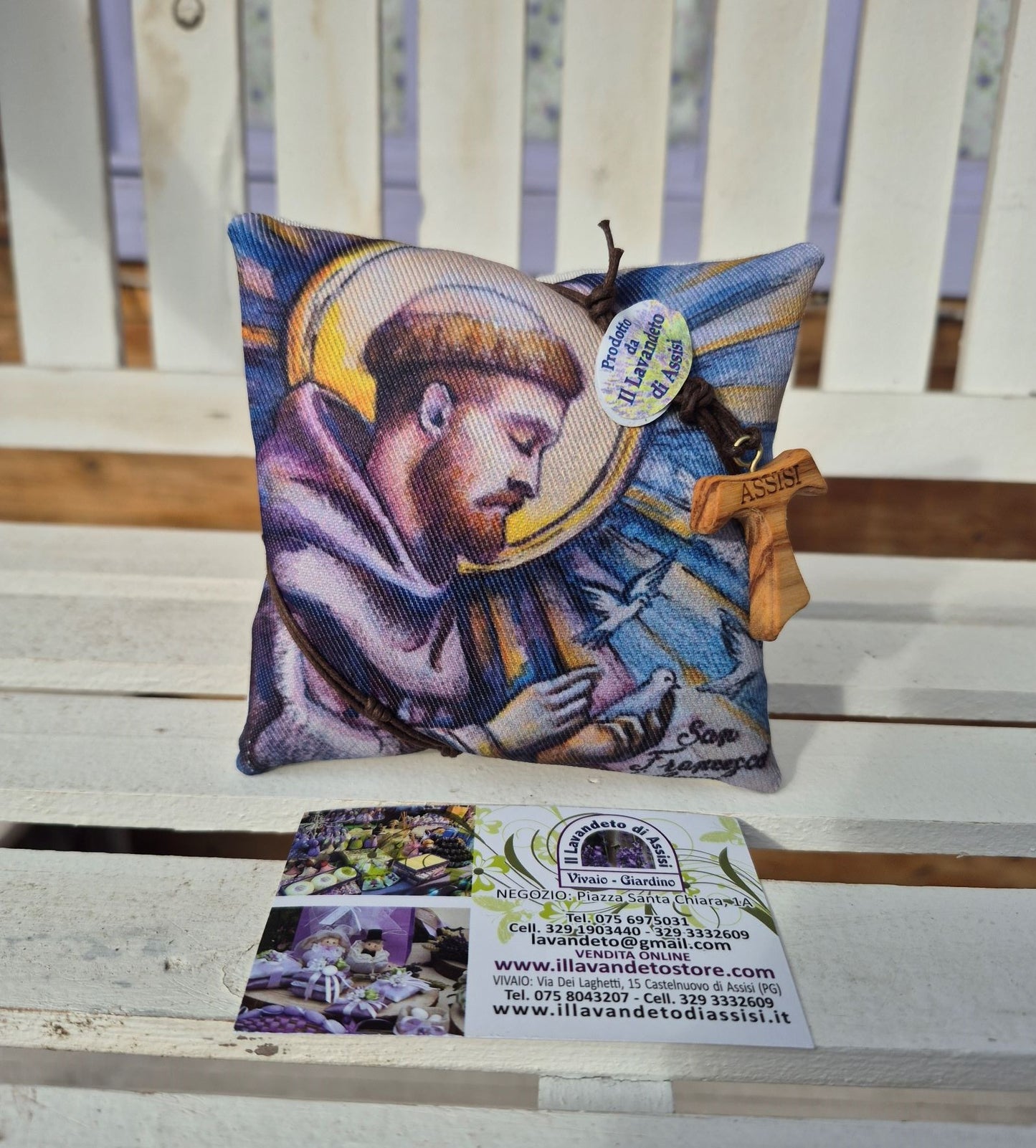 cuscino con lavanda che rappresenta San Francesco, decorato con collana Tau. Disegno dipinto a mano e riprodotto. Un articolo religioso originale, firmato Il Lavandeto Di Assisi, il cuscino può essere anche appeso, e profumerà delicatamente l' ambiente. Dimensioni 12x12