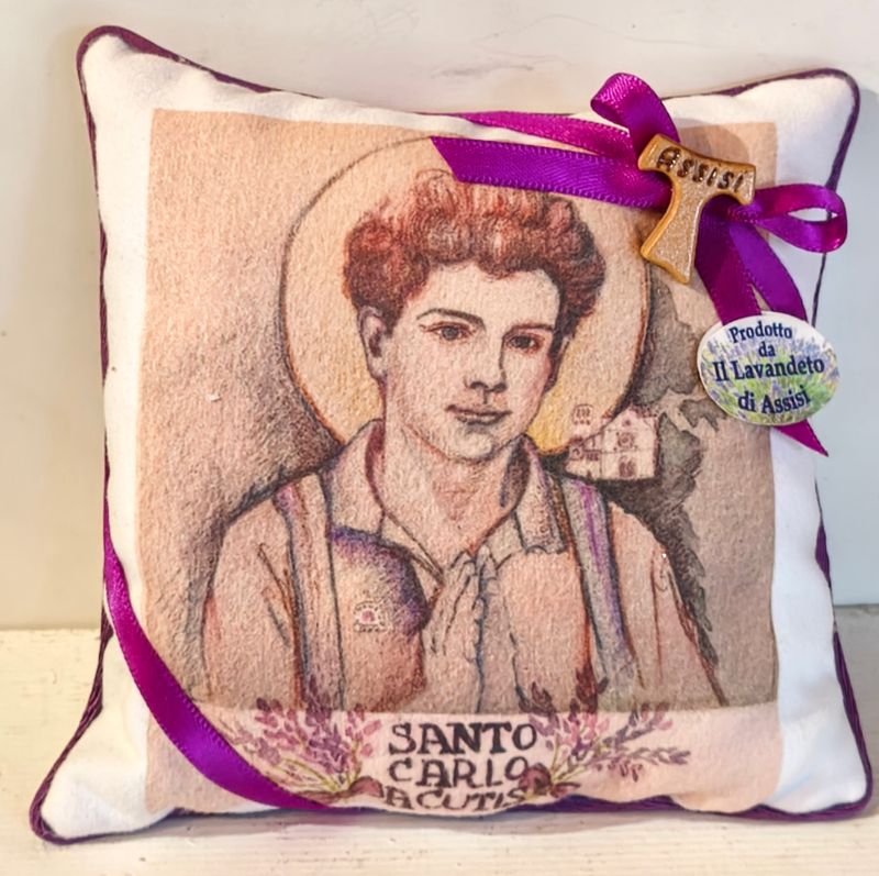 Articoli religiosi Assisi, Santo Carlo Acutis, souvenir con Santo Carlo Acutis, idee regalo con Carlo Acutis, souvenir artigianali di Assisi. Articoli da regalo religiosi. Souvenir con Tao Articoli fatti a mano e pieni di lavanda, ispirati a San Carlo Acutis, il “patrono di Internet” e simbolo di fede viva per i giovani