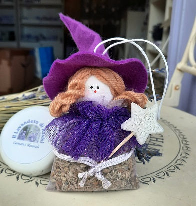 Fatina Natalizia. Fatina con lavanda e bacchetta. Fata, Decorazioni Natalizie. idee regalo di Natale. Cucito creativo. re La nostra fatina a sacchetto con lavanda è realizzata a mano e contiene fiori di lavanda. La nostra creazione con lavanda può essere appesa su maniglie, comò, macchine... la fatina di lavanda può essere appesa anche all'albero di Natale. Addobbo albero. idee per regalo di Natale, regali di Natale handmade. Idee regalo per amica