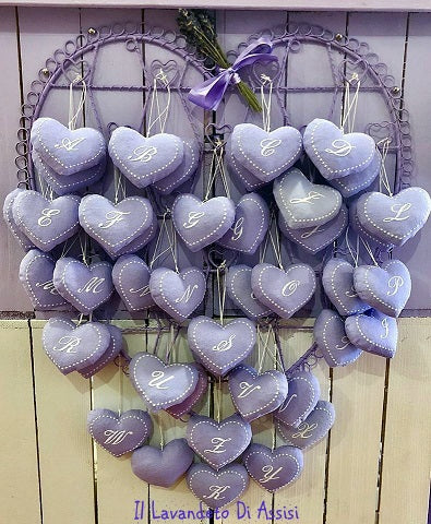 Idee regalo personalizzate, regali con iniziali, Cuore imbottito di lavanda con cifre. Cuore con iniziali. Il nostro cuore ricamato è una bellissima idea regalo personalizzata, in colore tra lilla e azzurro è un regalo ideale per lei e per lui. Il sacchetto di lavanda a forma di cuore è una nostra creazione artigianale è realizzato ad Assisi ed imbottito dei nostri fiori di lavanda. Idee regalo Natale, idee regalo per San Valentino, souvenir Assisi
