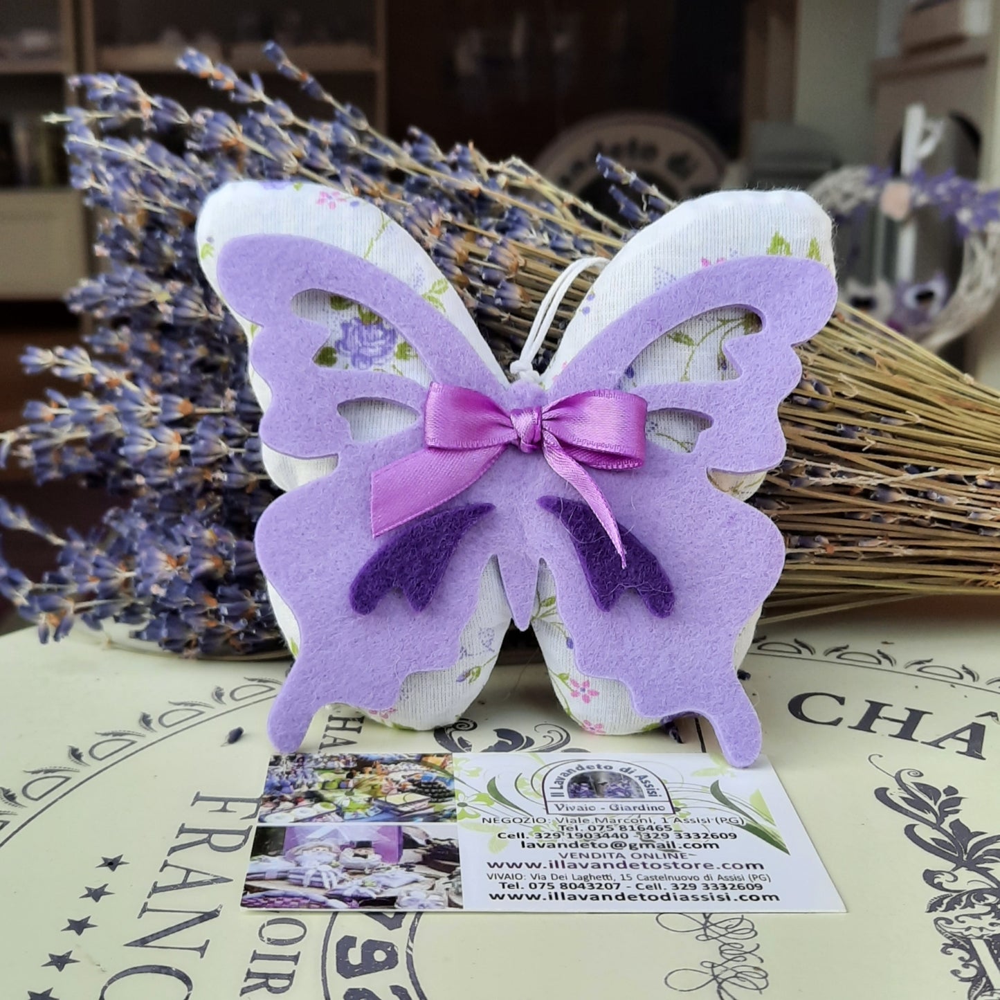 Farfalla in stoffa, farfalla, sacchetti profumati, sacchetto lavanda farfalla, farfalla lavanda, sacchetti lavanda, idee regalo, idee regalo Natale, idee regalo per amica, idee regalo di Natale per amica, idee regalo originali, prodotti alla lavanda, vendita prodotti alla lavanda online. Farfalla su lavanda. Farfalla della lavanda, sacchetti profumati per armadio