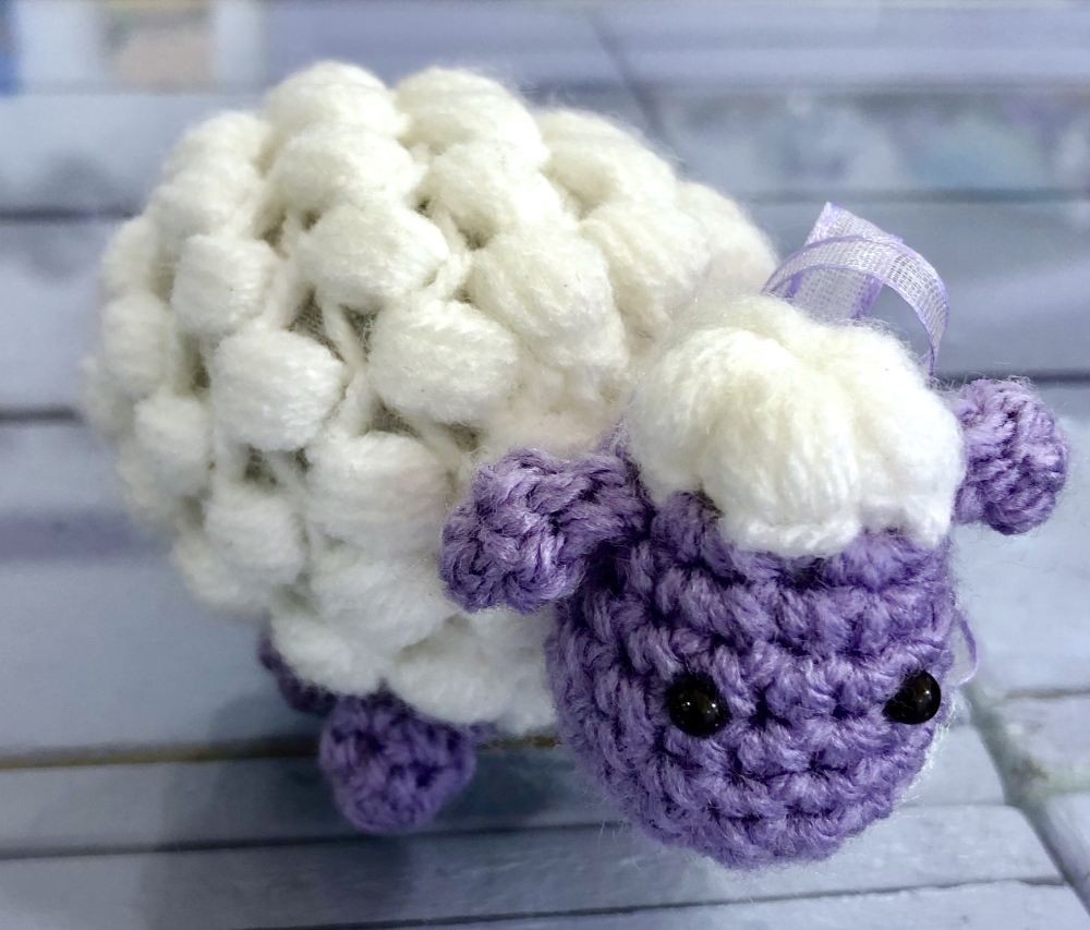 Pecorella uncinetto, pecorelle amigurumi, bomboniere fatte a mano uncinetto, idee regalo Natale originali. Idee regalo Pasqua, idee regalo Pasqua 2025, decorazioni Pasqua, decorazioni albero di Pasqua. Come decorare la casa a Pasqua. Bomboniere Battesimo uncinetto, bomboniere originali Battesimo