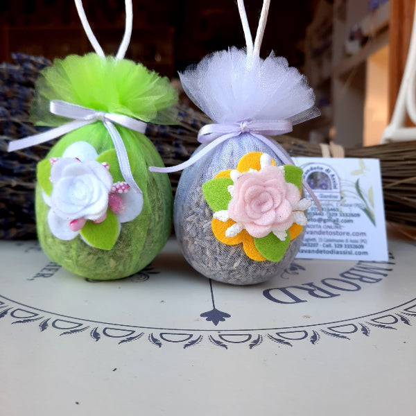 Uova di Pasqua. Uova di Pasqua vendita online. Uova di Pasqua decorate. Idee regalo Pasqua. Uova Pasqua imbottite di fiori di lavanda, grandezza tipo un uovo Kinder. Decorazioni Pasquali, decorazioni per albero di Pasqua. Uova di Pasqua originali, uova di Pasqua senza zucchero. Queste uova di Pasqua sono originali profumate, un' idea molto carina per i tuoi regali di Pasqua. Per le tue Festività acquista online Uova di Pasqua con lavanda. Idee regalo Pasqua con lavanda. Un sacchetto di lavanda originale.