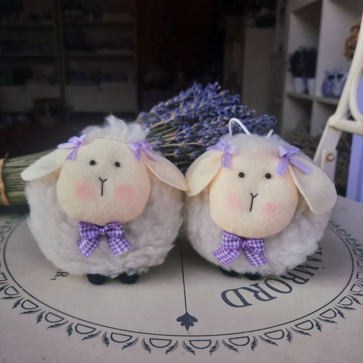 Pecorella. Pecorella originale. Idee regalo Pasqua. Idee regalo originali. Idee regalo Pasqua vendita online. Regali di Pasqua. Peluche pecorella. la pecora in tessuto è realizzata a mano e piena di fiori di lavanda. Idea regalo Natale, idea regalo Pasqua. La nostra pecorella è realizzata con pelliccetta e nastrini lilla. Regalo di Natale, bomboniere con animali, pecora per bomboniere, idee regalo economiche. Decorazione albero di Pasqua.