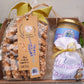 Idea regalo Natale prodotti alimentari. Confezione regalo di Natale con miele biscotti e sacchetto con scritta auguri, idee regalo di Natale originali. Idee regalo di Natale con prodotti alimentari e lavanda