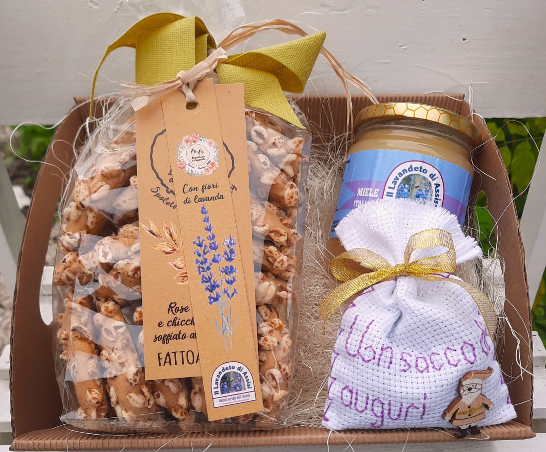 Idea regalo Natale prodotti alimentari. Confezione regalo di Natale con miele biscotti e sacchetto con scritta auguri, idee regalo di Natale originali. Idee regalo di Natale con prodotti alimentari e lavanda