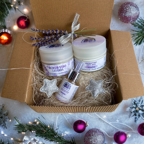 Confezione regalo Natalizia. Confezione regalo natalizia con cosmetici naturali. Questa gift box preziosa può essere un bel regalo di Natale, ma anche per altre occasioni. La confezione regalo alla lavanda contiene dei prodotti molto utili per il benessere quotidiano della pelle.