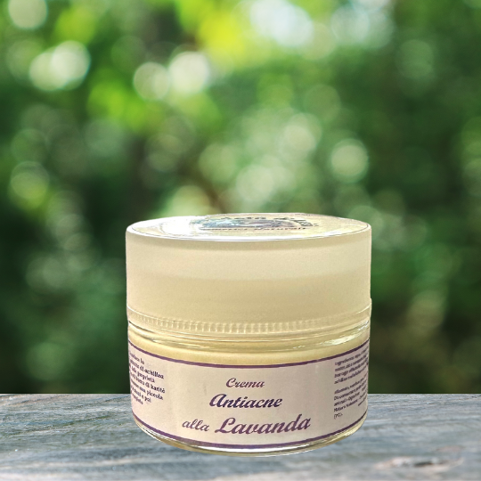 "Crema Antiacne Lavanda: Una soluzione delicata per la pelle con problemi di acne, arricchita con il potere lenitivo della lavanda. Un aiuto dolce per una pelle più chiara e serena."