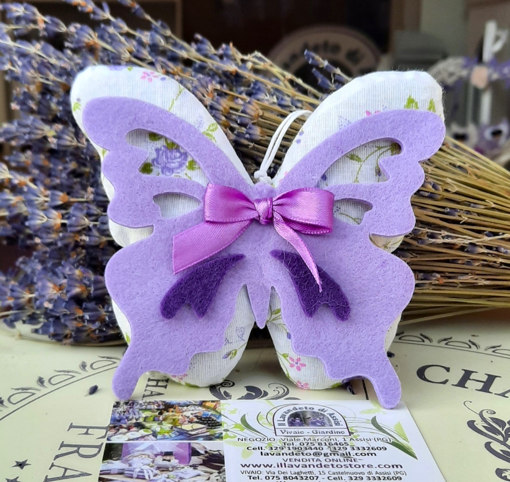 Bomboniera con farfalla, regalare una farfalla, idee regalo Farfalla, idee regalo di Natale, idee regalo Natale originali, regali di Natale personalizzati, idee per bomboniere Cresima, idee per bomboniere Battesimo. Cosa regalare alle amiche di economico. Farfalla su lavanda. Farfalla della lavanda