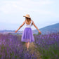 Visita campi di lavanda in fiore. Fioritura della lavanda
