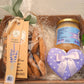 cosa regalare insieme al miele, confezione regalo miele, miele da regalare a Natale, idee regalo ecosostenibili, cesto con prodotti vegetariani, idee regalo da mangiare, idee regalo di Natale per tutti, cosa regalare di originale a Natale. cesto natalizio 2024