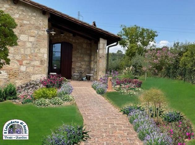 Progettazione piccoli giardini, idee per aiuole giardino, aiuole Fai d ...