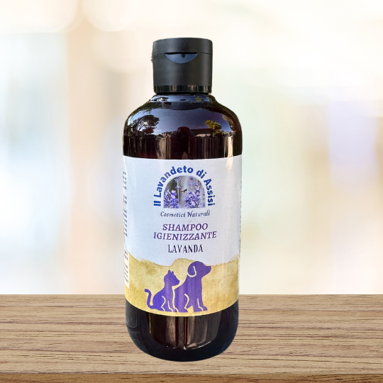 o shampoo igienizzante alla lavanda per animali è un prodotto detergente e rinfrescante formulato appositamente per l'igiene e la pulizia degli animali domestici. La lavanda, con il suo delicato profumo e le proprietà calmanti, rende questa formula ideale per rilassare il tuo animale mentre lo detergi. Questo shampoo aiuta a rimuovere lo sporco e i cattivi odori, lasciando il pelo del tuo animale pulito, fresco e profumato, contribuendo così al benessere del tuo amico a quattro zampe.