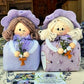 bambola per bomboniera bambina, bambola da regalare a bambina, bambola per femminuccia, bambola con vestito lilla, bambola con cappello, bambola per bomboniere religiose, bambola soprammobile, bambola per camera da letto, idea regalo Natale bambola con tao