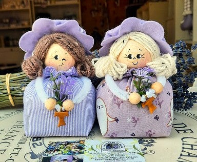 bambola per bomboniera bambina, bambola da regalare a bambina, bambola per femminuccia, bambola con vestito lilla, bambola con cappello, bambola per bomboniere religiose, bambola soprammobile, bambola per camera da letto, idea regalo Natale bambola con tao
