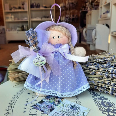 Adorabile bambolina fatta a mano con fiori di lavanda all'interno. Idea bomboniera bambina