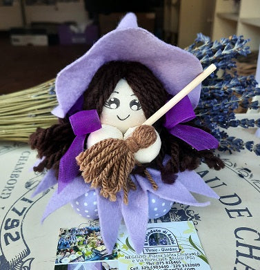 Befana profumata e realizzata in modo artigianale. La nostra befana con scopa e fiori di lavanda all'interno è un bellissimo articolo da regalare a amiche, colleghe o da tenere nella propria casa per profumare gli ambienti.  Spediamo le nostre creazioni alla lavanda in tutta Italia,