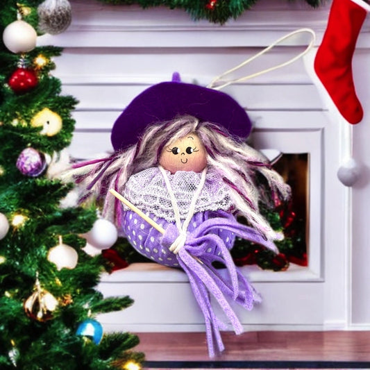 Befana artigianale con scopa e lavanda, profumata e originale. Idea regalo Epifania e Natale simpatica e fatta a mano. Scopri questa creazione speciale.