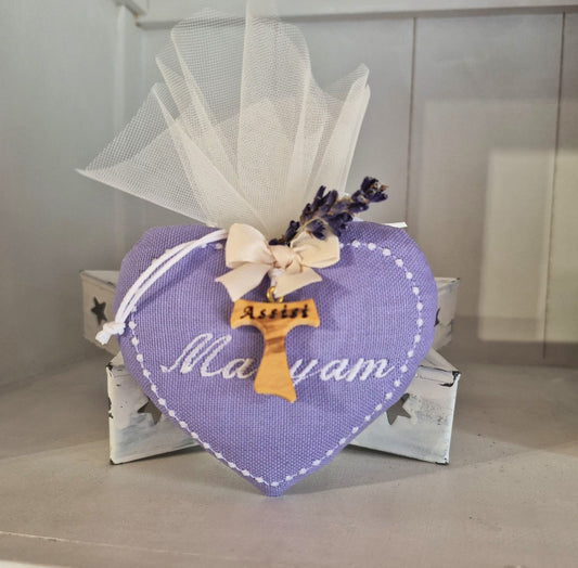 bomboniera comunione personalizzata cuore alla lavanda con nome ricamato e tau san Francesco, idee bomboniera, bomboniera personalizzata con nome