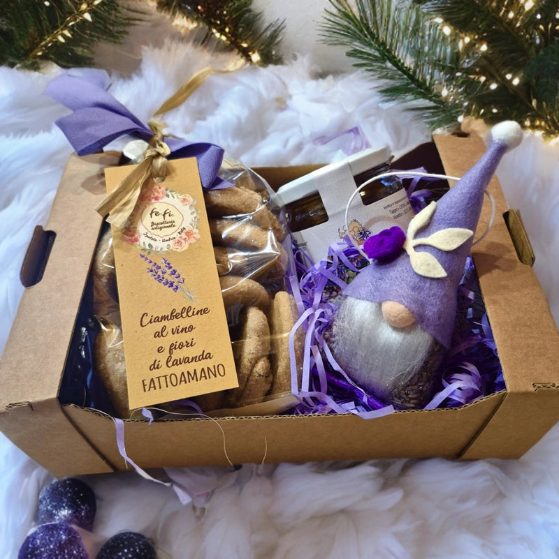 Cesto natalizio lavanda, confezione con  miele, regalare  biscotti, regalare gnomo portafortuna, Cesto di Natale con miele, confezioni miele natale, confezioni miele e biscotti natale, cuore di lavanda. cesto con prodotti alla lavanda, cesto di Natale con alimenti, idee regalo di Natale originali, Idee regalo di Natale utili, regalo di Natale con cesto con alimentari