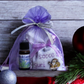 Confezione regalo Natale con olio di lavanda e sacchetto auguri ricamato a mano