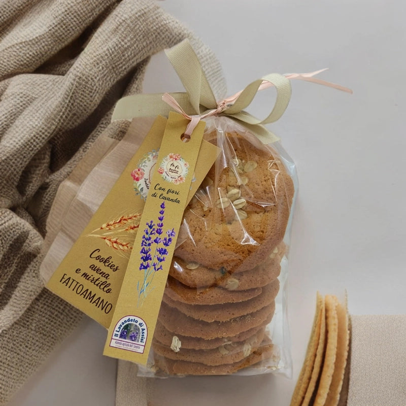 cookies artigianali avena e mirtillo con fiori di lavanda biscotti da forno fatti a mano prodotto alimentare artigianale