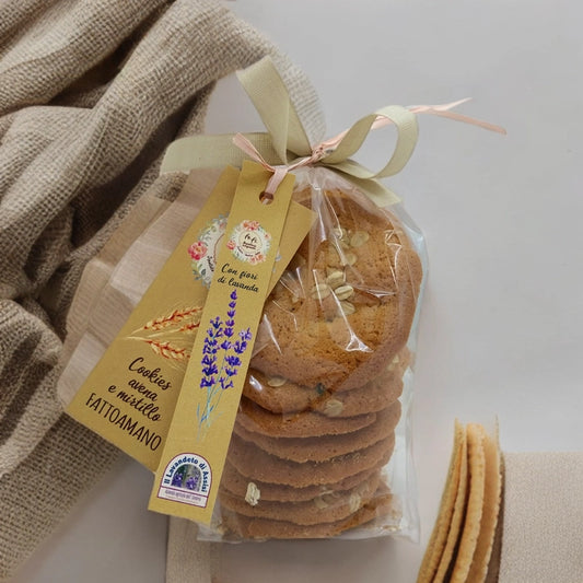 cookies artigianali avena e mirtillo con fiori di lavanda biscotti da forno fatti a mano prodotto alimentare artigianale