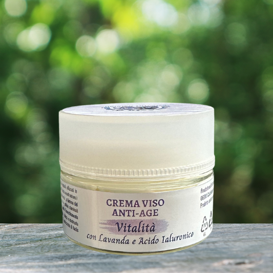 crema viso anti-age alla lavanda e acido ialuronico cosmetico naturale idratante e rimpolpante per la cura della pelle del viso