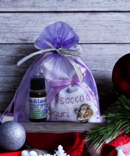 Confezione regalo Natale, gift box natalizia con olio di lavanda e sacchetto auguri. Idea regalo Natale, idea regalo economica, olio essenziale di lavanda puro, vendita on line lavanda, vendita on line di olio essenziale di lavanda, sacchettino con lavanda ricamato.