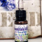 Flacone di olio essenziale di lavanda puro 100%, naturale, con contagocce, su fondo bianco o in ambiente rustico con fiori di lavanda.