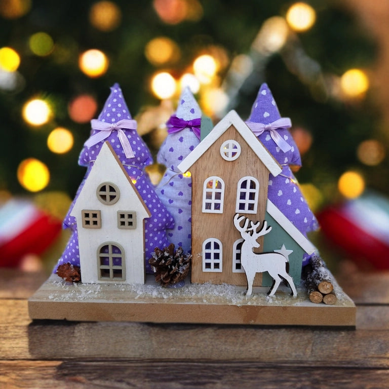 Paesaggio natalizio con luci LED alberi imbottiti di lavanda casette e renna