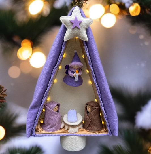 Albero natalizio con luci lavanda. Natività da appoggio. regalo Natale particolare. presepe artigianale. presepe fatto a mano, presepe originale, decorazioni natalizie per la casa, decorazioni Natalizie da regalare. Regalo di natale originale, regalo di Natale per tutti