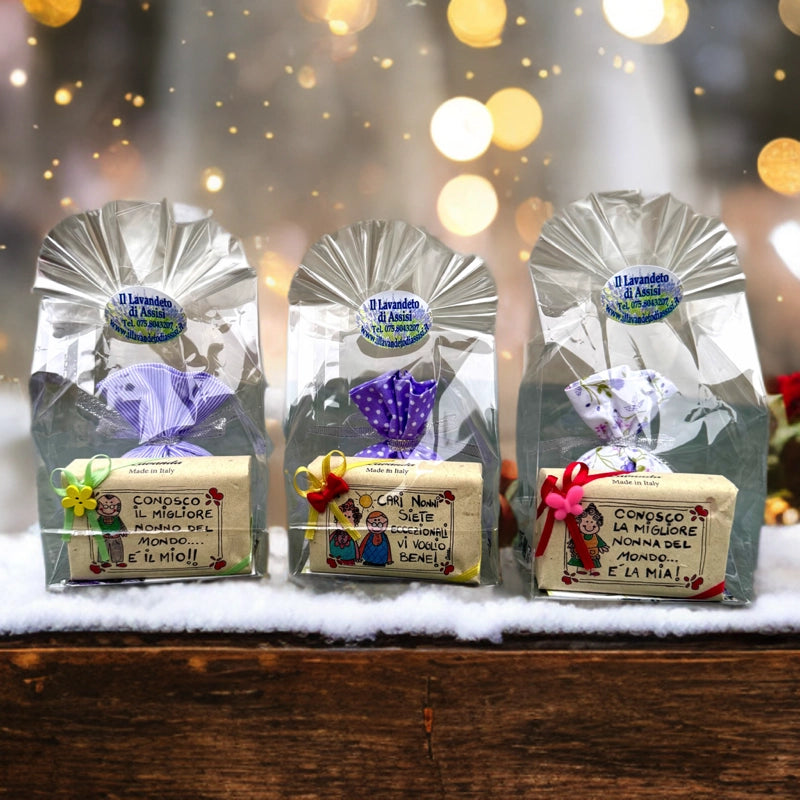 regalo di natale per nonni, con sacchettino natalizio alla lavanda e saponetta con dedica, idea regalo nonni, profumata artigianale pensierino natalizio utile