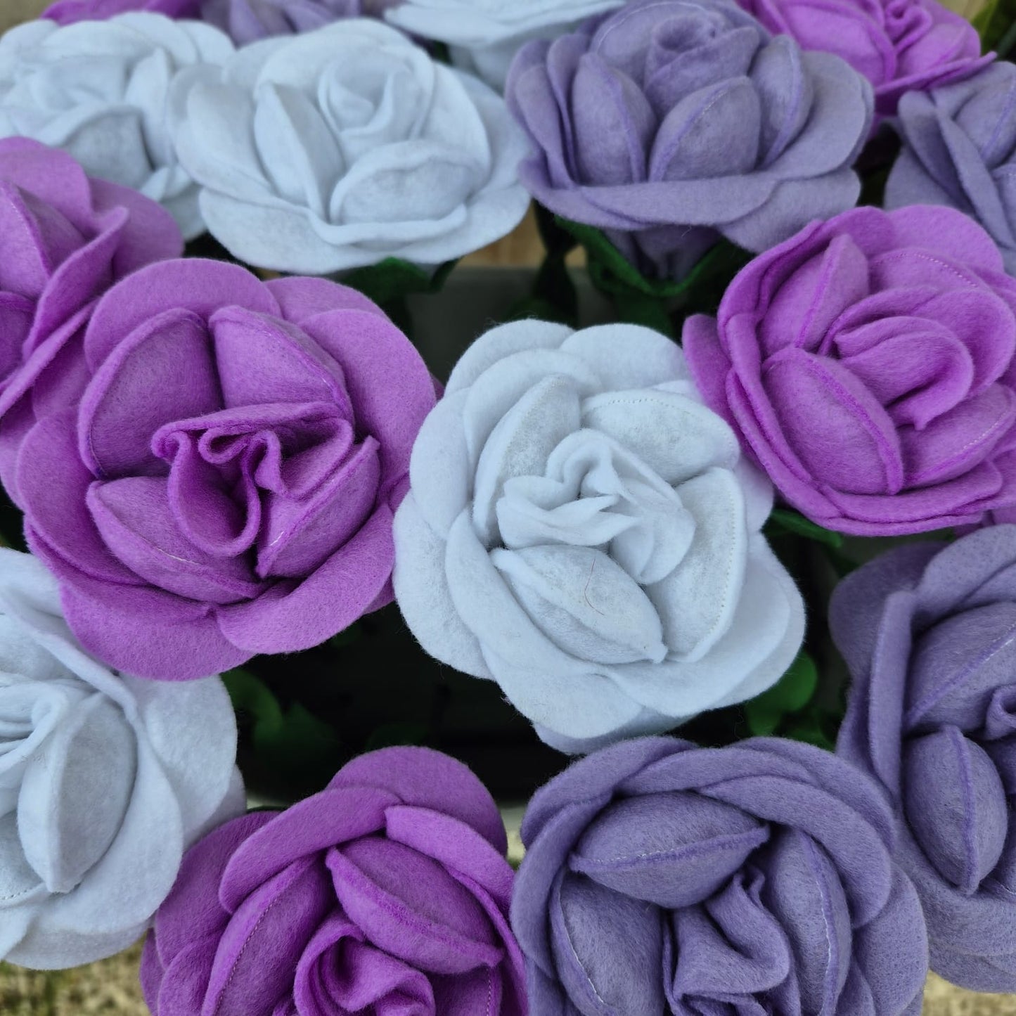 Rosa in panno fatta a mano, ideale come bomboniera artigianale profumata con lavanda. Perfetta per matrimoni, battesimi e decorazioni per la casa."
