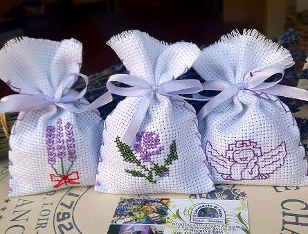 sacchetti profumati, sacchetti profumati per armadi, sacchetti profumati per cassetti, sacchetti profumati per biancheria, sacchetti profumati lavanda. idea regalo di Natale, sacchetti ricamati a punto croce con lavanda. idee regalo per maestre, idee regalo per amiche