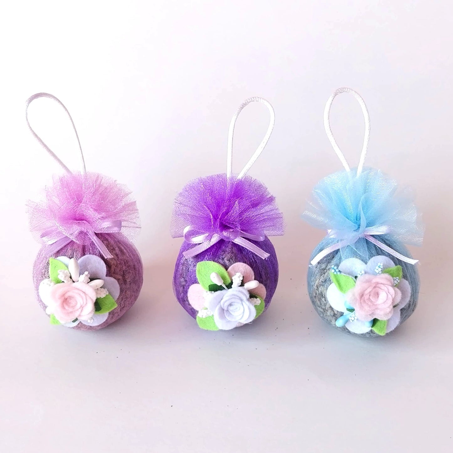 uova di pasqua in tulle imbottite di fiori di lavanda decorazione pasquale profumata