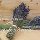 I mazzi di lavanda secchi blu sono bouquet composti da steli di lavanda essiccata di colore blu o viola. Sono noti per il loro profumo rilassante e vengono utilizzati per decorare gli ambienti, per scopi aromaterapici e come regali simbolici di tranquillità e amore.