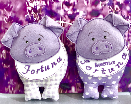 Sacchetto profumato a forma di maialino ripieno di lavanda è un oggetto decorativo e profumato che diffonde l'aroma rilassante della lavanda negli spazi domestici. È ideale per profumare armadi, cassetti e camere da letto, aggiungendo un tocco di charme e freschezza all'ambiente.