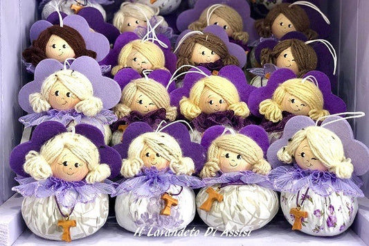 Un angelo natalizio con tau ripieno di lavanda è una dolce decorazione natalizia che unisce la figura tradizionale dell'angelo con il simbolismo della tau, una lettera dell'alfabeto greco spesso associata a San Francesco d'Assisi, e l'aroma rilassante della lavanda. È una rappresentazione di pace, spiritualità e benessere sensoriale, ideale per aggiungere un tocco unico e profumato all'arredamento natalizio.