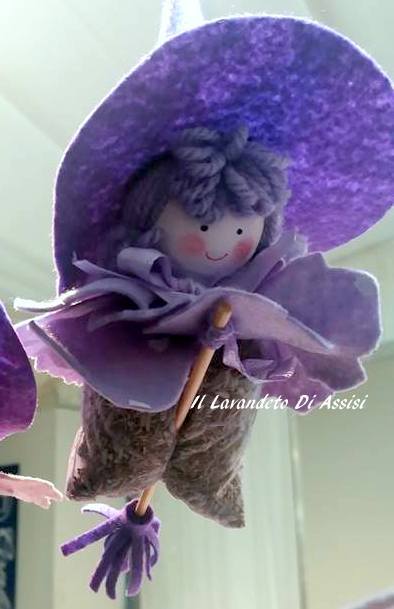 Befana con scopa imbottita di lavanda, decorazione artigianale profumata e idea regalo per Epifania